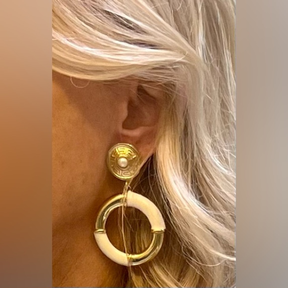 *Extremely Rare* Vintage Givenchy Gold Tone Ivory Enamel & Pearl Clip Earrings - Picture 2 of 6